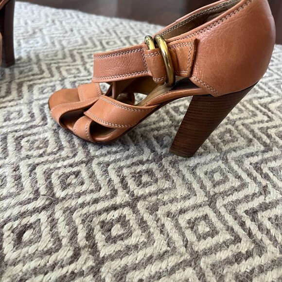 Annoyed… : r/poshmark CHLOE Sandal Natural leather  Just purchased on Poshmark - too small for my foot